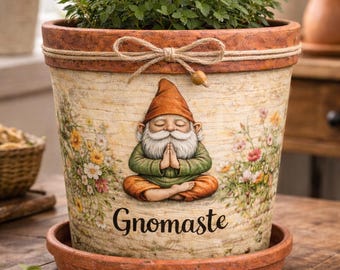 Maceta de gnomo de yoga Gnomaste, maceta de barro con decoupage, maceta de gnomo zen para interior, decoración bohemia divertida para el hogar, regalo de gnomo de jardín para ella