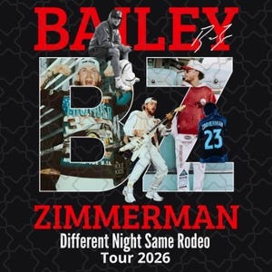 Puede incluir: Cartel de concierto con el nombre "BAILEY ZIMMERMAN" en rojo, e imágenes del artista. El cartel incluye el texto "Different Night Same Rodeo Tour 2026" en blanco, sobre un fondo negro con un patrón repetitivo.