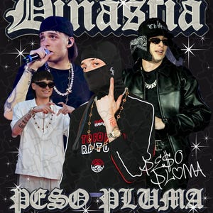 Könnte beinhalten: Grafikdesign mit dem Wort "Dinastía" oben und "Peso Pluma" unten, mit Bildern von Peso Pluma und anderen Personen. Der Hintergrund ist schwarz mit Sternen.