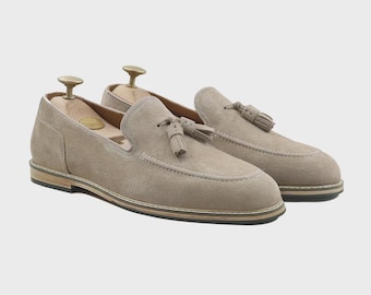 Mocasines de ante beige con borlas para hombre: zapatos de cuero hechos a mano con puntera de mocasín