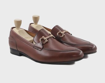 Mocasines Horsebit de piel marrón oscuro para hombre: zapatos de vestir italianos hechos a mano.
