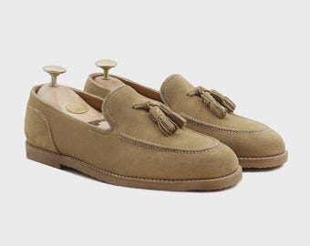 Mocasines de ante beige con borlas para hombre: zapatos de vestir italianos sin cordones hechos a mano