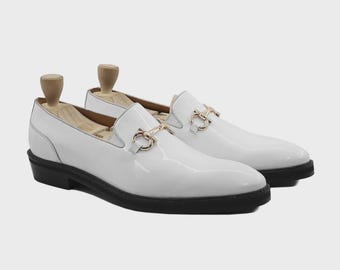 Mocasines de charol blanco con detalle de metal dorado / Zapatos formales sin cordones para hombre