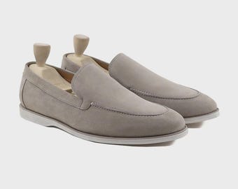 Mocasines de ante beige para hombre: zapatos de vestir sin cordones hechos a mano para bodas de verano.