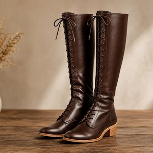Stivali al ginocchio marroni fatti a mano da donna / Stivali stringati in pelle / Stivali con tacco a blocco / Stivali alti alla moda / Scarpe eleganti autunno inverno