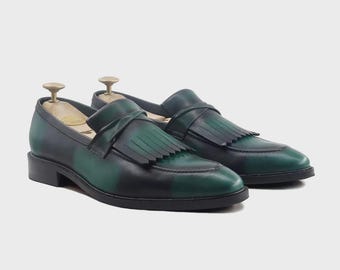 Mocasines de piel verde con flecos para hombre: zapatos de vestir con puntera de mocasín pintados a mano
