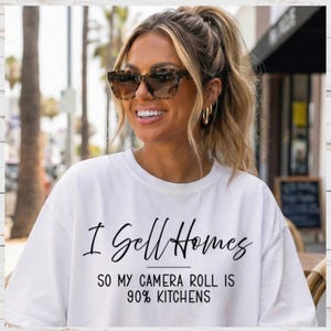 面白い不動産業者Tシャツ｜私は家を売っているので、カメラロールの90％はキッチンの写真ですTシャツ