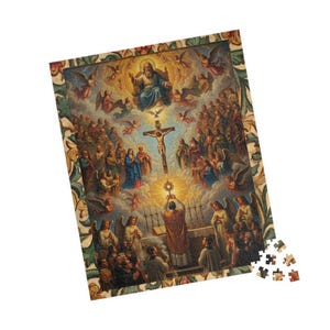 Puede incluir: Un rompecabezas con una pintura religiosa con una escena central de crucifixión, rodeada de figuras, ángeles y una representación de Dios. El rompecabezas tiene un borde floral decorativo y algunas piezas sueltas.