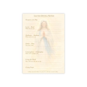 Peut inclure: Un bloc-notes beige "Lectio Divina Notes" avec des sections lignées pour l'écriture, la méditation, la prière et la contemplation. Il présente une illustration d'une femme avec une lueur douce. Le texte comprend "Écriture du jour" et "Prière finale."