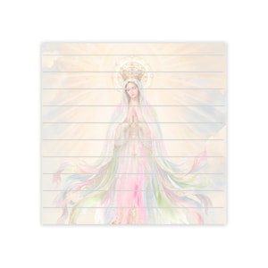 Puede incluir: Una pieza de arte mural cuadrada de madera con una ilustración en tonos suaves de una figura con corona y halo, con las manos juntas en oración. La figura viste una prenda pastel fluida y multicolor con tonos iridiscentes sobre un fondo claro.