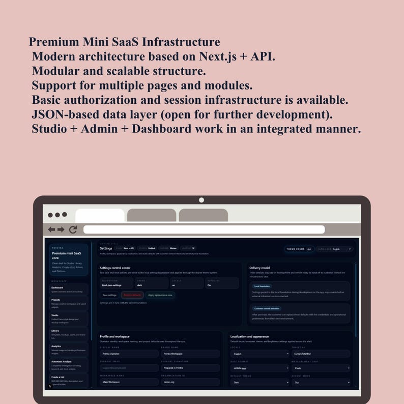Puede incluir: Una pantalla de ordenador que muestra una interfaz de software de tema oscuro con m&uacute;ltiples secciones y ajustes. La pantalla est&aacute; sobre un fondo rosa claro. El texto en la parte superior describe las caracter&iacute;sticas del software, incluyendo "Premium Mini SaaS Infrastructure."