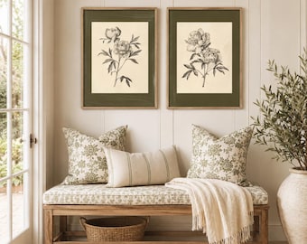 Può includere: Due stampe botaniche incorniciate con illustrazioni floreali in bianco e nero su sfondo crema, esposte sopra una panca in legno con un cuscino a motivi floreali, due cuscini quadrati abbinati e un cuscino lombare a righe.