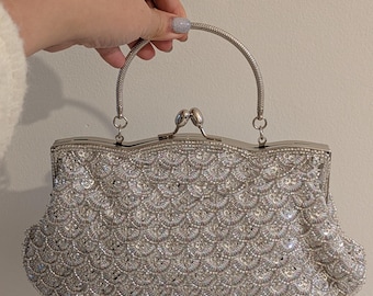 Silberne, perlenbesetzte Abendtasche mit Henkel – Clutch mit Kristallverzierungen