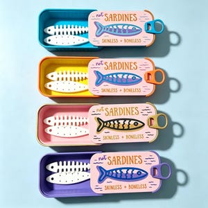 Può includere: Quattro scatole metalliche rettangolari con coperchio scorrevole, ciascuna etichettata "not SARDINES SKINLESS + BONELESS" con un'illustrazione di pesce. All'interno di ogni scatola ci sono due oggetti bianchi piatti a forma di pesce.
