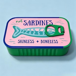 Puede incluir: Una lata rectangular verde con tapa rosa que presenta un gr&aacute;fico de pez azul y el texto "not SARDINES" y "SKINLESS + BONELESS". La tapa incluye un mecanismo de anilla verde y los lados del recipiente tienen una textura acanalada.