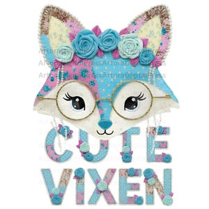 Może przedstawiać: Kapryśny wzór lisa z kwiatową koroną i okrągłymi okularami. Lis wykonany jest z patchworkowej tkaniny w odcieniach niebieskiego, różowego i żółtego. Słowa "CUTE" i "VIXEN" są zapisane ozdobnymi literami, ozdobionymi kwiatami.