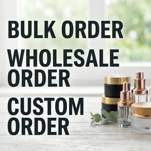 Puede incluir: Una colección de envases cosméticos que incluye tarros negros con tapas doradas, frascos cuentagotas de vidrio transparente con tapones de oro rosa y oro, y un frasco con bomba azul oscuro. El texto dice BULK ORDER, WHOLESALE ORDER, CUSTOM ORDER. Algunos frascos indican 15ml y 50g.