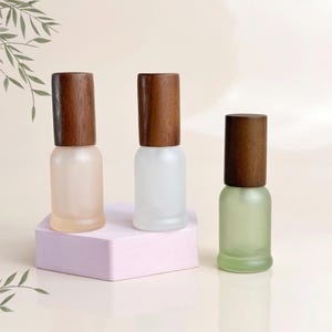 8 ml sprayflaska i frostat glas med högt bambulock, mini återfyllningsbar parfymförstärkare, sprayflaska med eterisk olja, reseförpackning för prover
