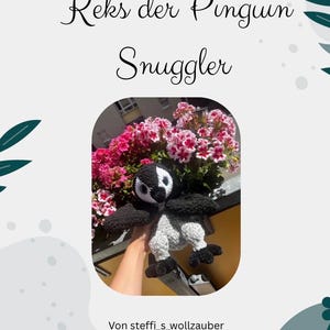 Könnte beinhalten: Ein gehäkeltes Pinguin-Stofftier mit schwarzem Kopf, weißem Gesichtsfleck und grauem Körper. Der Pinguin hat schwarze Flügel und Füße. Der Text Keks der Pinguin Snuggler und Von steffi_s_wollzauber ist mit einem kleinen Logo abgebildet.