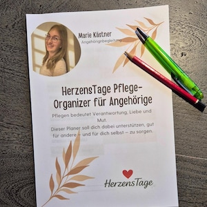 Puede incluir: Un planificador impreso con el texto "Pflegeplan zum Ausdrucken" y "HerzensTage Pflege-Organizer für Angehörige". El planificador tiene una foto de una mujer y está acompañado de un bolígrafo verde y un lápiz rojo.