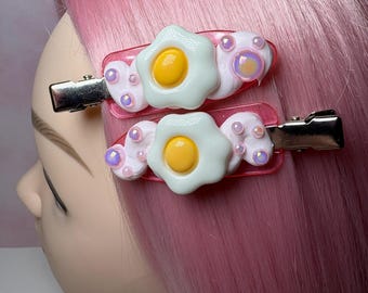 Horquillas para el cabello con forma de huevo frito: accesorios decoden con temática rosa y amarilla brillante.