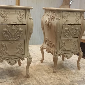 Puede incluir: Una taza de cerámica blanca con un asa negra y el texto "But First, Coffee" en negro, en negrita. La taza está sobre una superficie blanca.