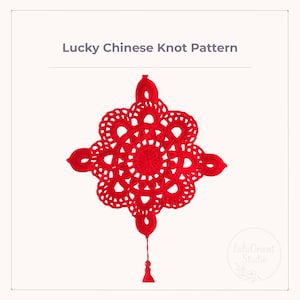 Könnte beinhalten: Ein rotes, gehäkeltes chinesisches Knotendesign mit einem symmetrischen floralen Muster und einem kreisförmigen Mittelelement sowie einer Quaste. Der Text "Lucky Chinese Knot Pattern" ist über dem Knoten zu sehen.