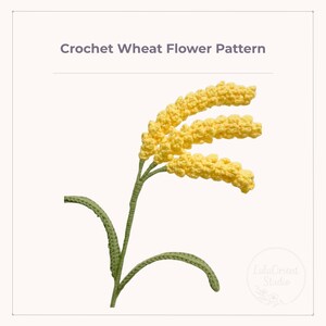 Könnte beinhalten: Ein gehäkeltes Weizenblumenmuster mit gelben Weizenähren und grünen Stielen und Blättern. Der Text "Crochet Wheat Flower Pattern" befindet sich oben im Bild. Das Lulu Orient Studio-Logo befindet sich unten rechts.