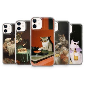 以下が含まれることがあります： 様々なシーンの猫が描かれたスマホケースのコレクション。サングラスをかけた猫がレコードプレーヤーを操作しています。他のケースでは、テーブルでピザを食べたり、ボトルを持ったりする猫が描かれています。ヴィンテージアートスタイルです。