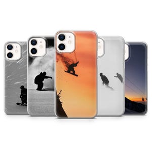 Peut inclure: Ensemble de cinq coques de téléphone avec des scènes de snowboard. Les coques présentent des silhouettes de snowboarders sur divers fonds, dont un coucher de soleil, de la neige en noir et blanc et un paysage de montagne.