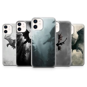 Op de afbeelding: Een verzameling van vijf telefoonhoesjes met drakenillustraties. De hoesjes tonen verschillende drakenontwerpen in zwart- en grijstinten, met bos- en mistachtergronden. De hoesjes zijn ontworpen voor een smartphone.