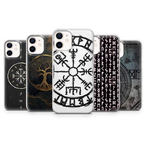 Op de afbeelding: Een verzameling van vijf telefoonhoesjes met diverse Noorse en Viking-geïnspireerde ontwerpen. De hoesjes tonen symbolen zoals het Vegvisir-kompas, een levensboom en runenpatronen in zwart en wit, met een vleugje goud.