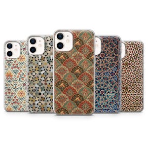 Könnte beinhalten: Fünf Handyhüllen mit detaillierten Mustern in verschiedenen Farben. Die Hüllen zeigen florale, Mosaik- und geometrische Designs in Rot, Grün, Blau und Braun. Die Hüllen sind für ein Smartphone konzipiert.