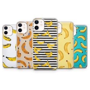 Op de afbeelding: Vijf telefoonhoesjes met bananenpatronen. Ontwerpen omvatten bananen op witte, beige, zwart-witte strepen, gele en turquoise achtergronden. De hoesjes zijn gemaakt van transparant plastic.