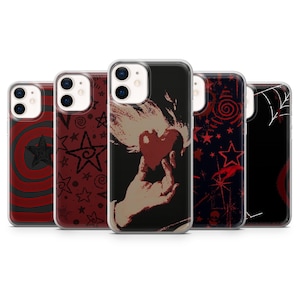 Peut inclure: Une collection de cinq coques de téléphone avec divers motifs. Les coques présentent des graphiques variés, notamment une spirale rouge, des étoiles et une main tenant un cœur. La palette de couleurs comprend le rouge, le noir et des tons neutres.