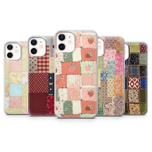 Könnte beinhalten: Fünf Handyhüllen mit Patchwork-Mustern. Die Hüllen zeigen Designs mit Erdbeeren, Herzen und floralen Drucken in Rosa, Rot und Grün. Jede Hülle hat einen transparenten Rand. Die Hüllen sind für ein Mobiltelefon.