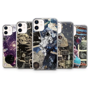 Può includere: Una collezione di cinque custodie per telefono con design a tema spaziale. Ogni custodia presenta una diversa illustrazione cosmica, tra cui astronauti, pianeti, stelle e galassie. Le custodie hanno un bordo trasparente e una finitura lucida.