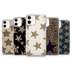 Peut inclure: Cinq coques de téléphone avec différents motifs. Les coques présentent des motifs d'étoiles et des imprimés léopard en beige, noir, crème et bleu marine. Les coques sont en matériau transparent et protecteur.