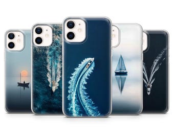 Puede incluir: Cinco fundas para teléfono con diseños marinos. Los diseños incluyen barcos, como un velero y una lancha motora con estela. Las fundas tienen un borde transparente. Las imágenes son de barcos en el agua.