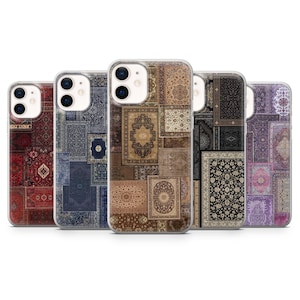 Peut inclure: Cinq coques de téléphone avec un design patchwork imitant des tapis orientaux. Les coques présentent diverses couleurs, notamment rouge, bleu, marron, noir et violet, avec des motifs et bordures complexes. Conçues pour un smartphone.