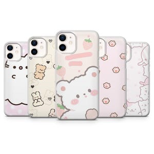 Könnte beinhalten: Fünf transparente Handyhüllen mit niedlichen Designs. Die Hüllen zeigen Illustrationen einer Katze, eines Bären, Erdbeeren, Pfotenabdrücken und Katzen. Die Farbpalette umfasst Rosa, Weiß und Beige.