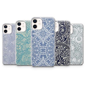 Op de afbeelding: Vijf telefoonhoesjes met ingewikkelde, kleurrijke mandala-ontwerpen. De hoesjes hebben verschillende patronen in blauwe, turquoise en grijze tinten. De hoesjes zijn gemaakt van een transparant materiaal.