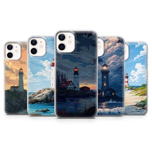 Könnte beinhalten: Eine Sammlung von fünf iPhone-Hüllen mit Leuchtturm-Designs. Jede Hülle zeigt eine andere Küstenlandschaft mit einem Leuchtturm, die in Farbpaletten von Sonnenuntergangsfarben bis zu dramatischen Nachthimmeln variieren. Die Hüllen sind transparent.