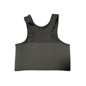 Puede incluir: Un top corto gris oscuro con cuello redondo y diseño de espalda deportiva. El top tiene una textura acanalada en la parte delantera y una tela lisa en la espalda y las correas. La prenda es de color liso y parece estar hecha de un material elástico.