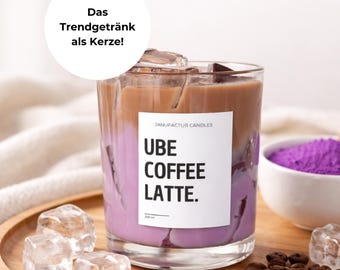 Könnte beinhalten: Eine Kerze in einem Glas, die einem Ube Coffee Latte ähnelt, mit lila und braunen Schichten, Eiswürfeln und Kaffeebohnen auf einem Holztablett. Die Kerze hat ein Etikett mit der Aufschrift "UBE COFFEE LATTE". Eine kleine Schale mit lila Pulver ist ebenfalls vorhanden.
