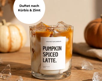 Könnte beinhalten: Eine Kerze im Glas, die wie ein Eiskaffee aussieht, mit einem weißen Etikett mit der Aufschrift JANUFACTUR CANDLES PUMPKIN SPICED LATTE. 200 ml. Die Kerze hat Schichten aus weißem und braunem Wachs mit klaren Eiswürfeln. Duftet nach Kürbis & Zimt.