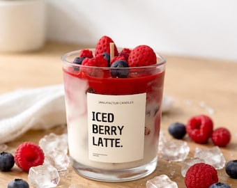 Erdbeer Duftkerze im Glas – handgemachte Iced Berry Latte Kerze als süße Dessert Deko oder fruchtiges Mitbringsel