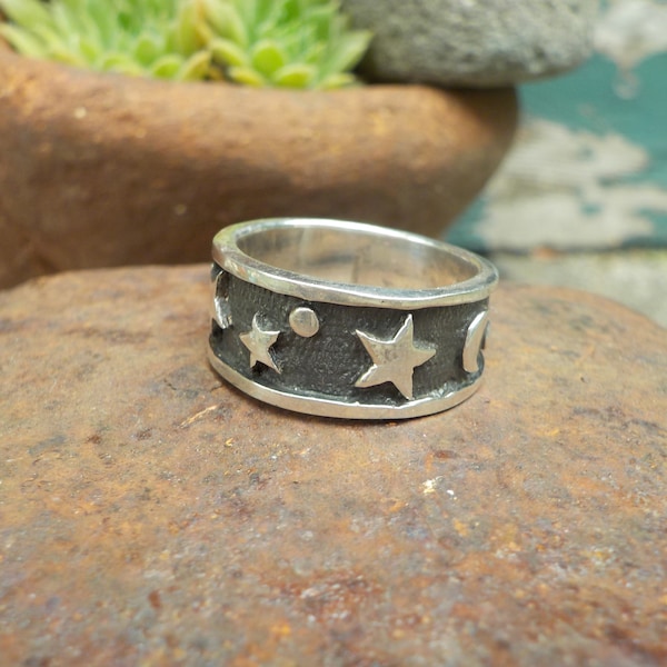 Size 7.5 Vintage Celestial Crescent Moon Star Planet Sterling Tapered Ring Excellent Condition