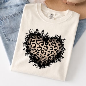 Comfort Colors® Leopard Hjärta-T-shirt, Leopard Hjärta Grafisk T-shirt, Trendig Boho T-shirt, Vild Kärlek Hjärta Design, Avslappnad Sommaroutfit, Present till Henne