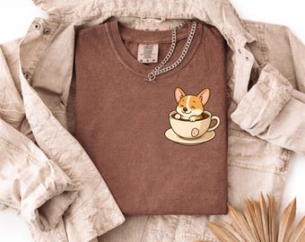 Camiseta Comfort Colors® Corgi y Café, Camiseta para Mamá Perruna, Camiseta para Amantes de los Corgis, Camiseta para Amantes de los Perros, Camiseta para Perros, Regalo para Mamás Corgi, Camiseta para el Día de la Madre
